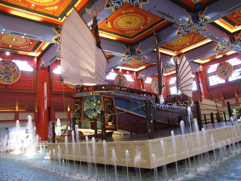 100211_ Ibn Battuta mall china court.jpg - Donderdagmiddag brengen we een bezoek aan één van de grote malls in Dubai, de Ibn Battuta mall.Deze enorme mall is verdeeld in verschillende secties die allemaal een bepaald land of werelddeel als thema hebben.Hier de grote hal in het Chinese deel van de mall.